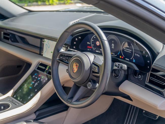PORSCHE Taycan Photo 8