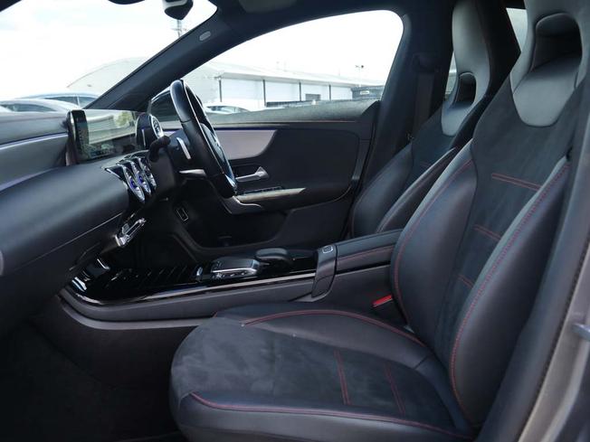 MERCEDES-BENZ CLA Class Photo 3
