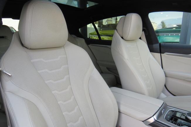 BMW 8 Series Photo 32