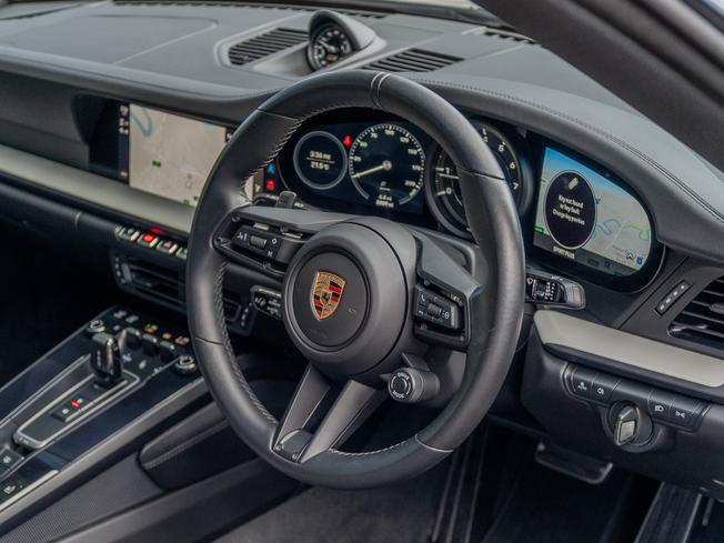 PORSCHE 911 Photo 8