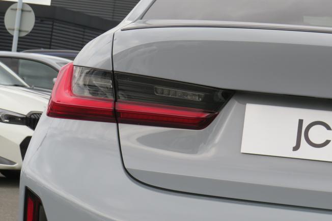 BMW 3 Series Photo 24