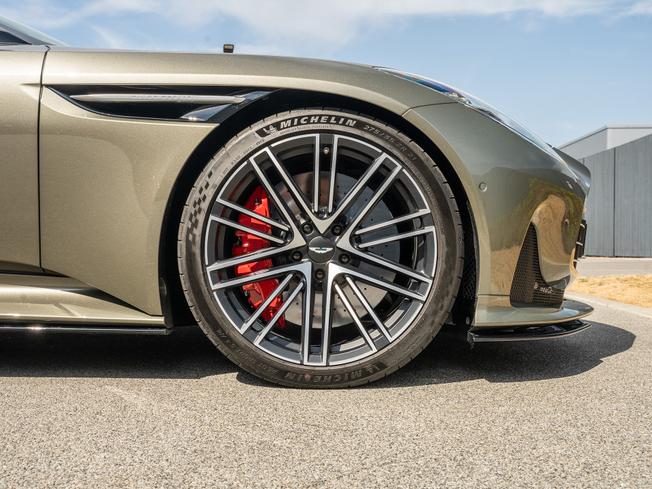 ASTON MARTIN Db12 Photo 4