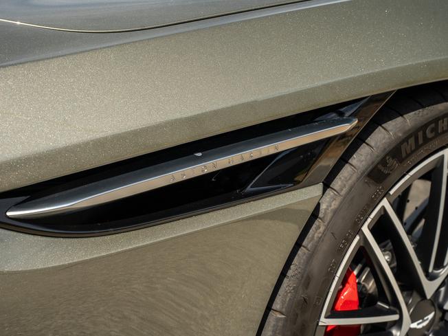 ASTON MARTIN Db12 Photo 9