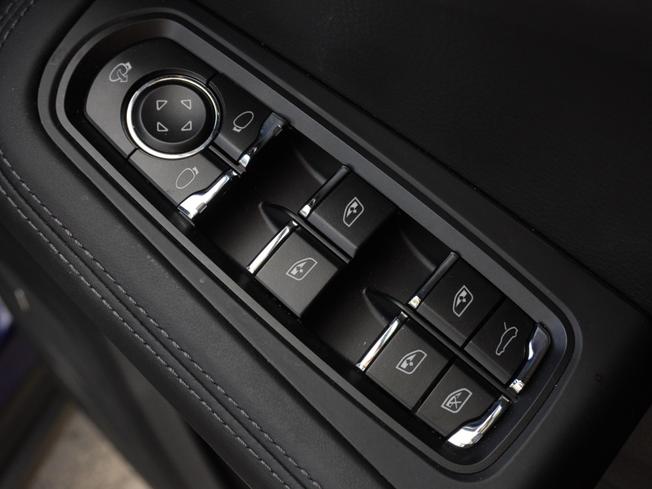 PORSCHE Macan Photo 15