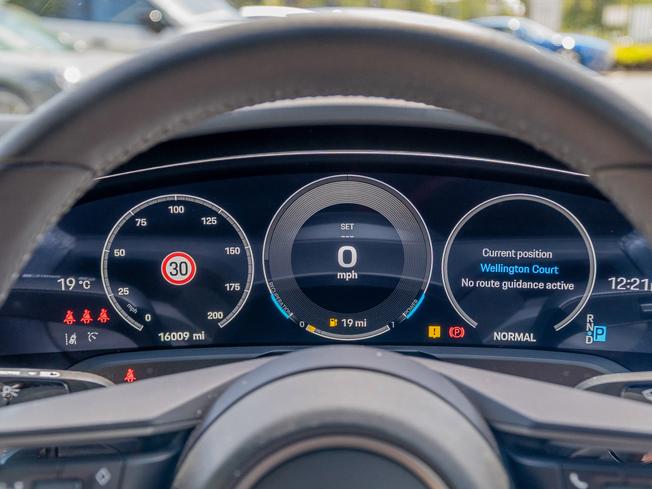 PORSCHE Taycan Photo 14