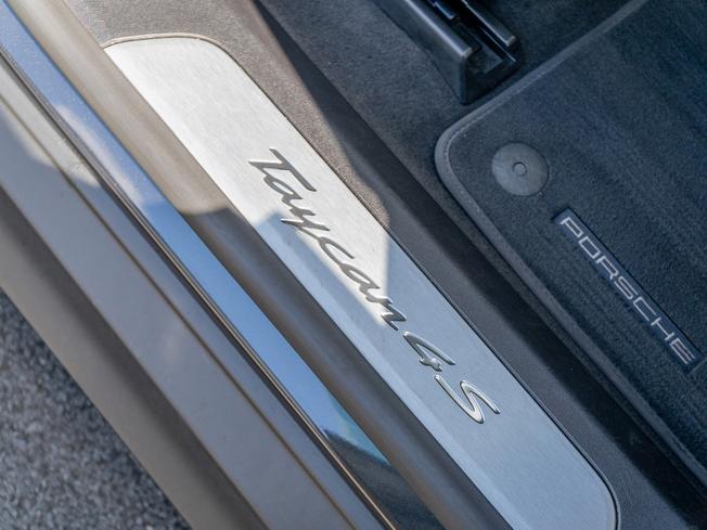 PORSCHE Taycan Photo 20
