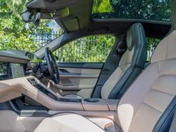 PORSCHE Taycan Photo 3
