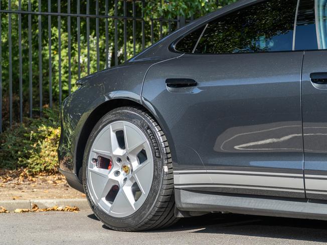 PORSCHE Taycan Photo 34
