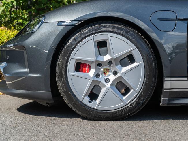 PORSCHE Taycan Photo 4