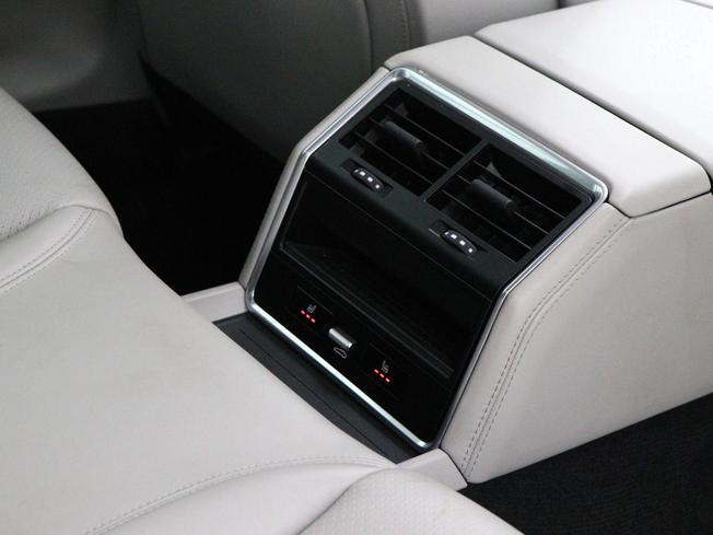 PORSCHE Panamera Photo 24