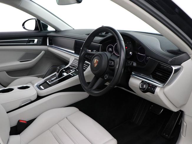PORSCHE Panamera Photo 3