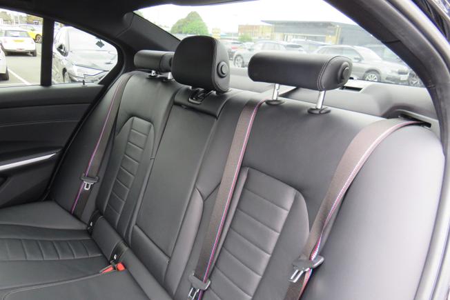 BMW 3 Series Photo 16