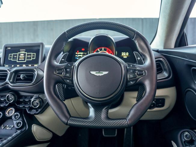 ASTON MARTIN Vantage Photo 11