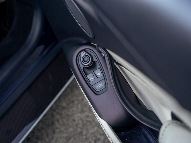 ASTON MARTIN Vantage Photo 14