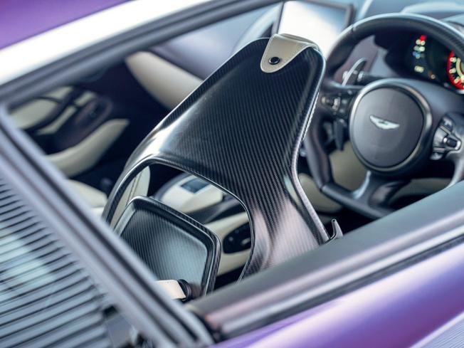ASTON MARTIN Vantage Photo 16