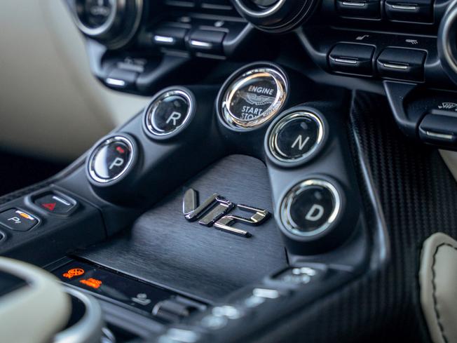 ASTON MARTIN Vantage Photo 18