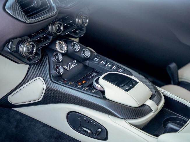 ASTON MARTIN Vantage Photo 22