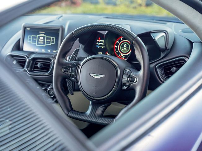ASTON MARTIN Vantage Photo 23