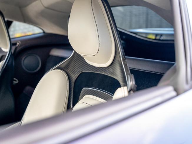 ASTON MARTIN Vantage Photo 46