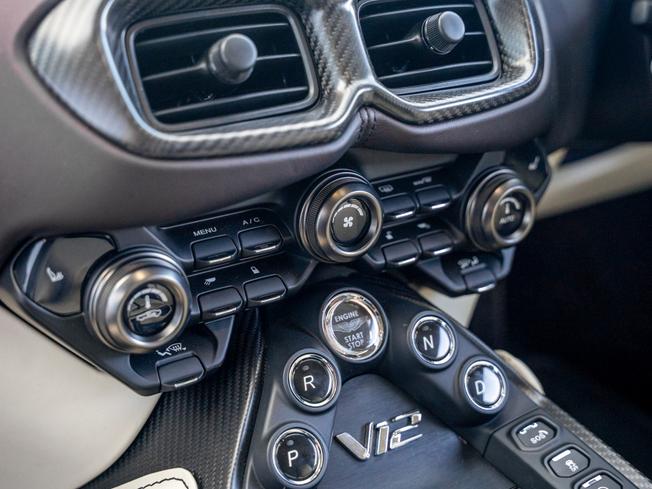 ASTON MARTIN Vantage Photo 49