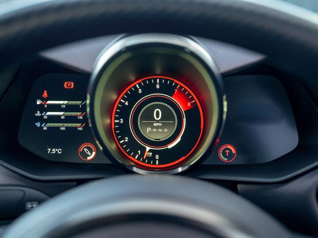 ASTON MARTIN Vantage Photo 6