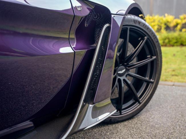 ASTON MARTIN Vantage Photo 9