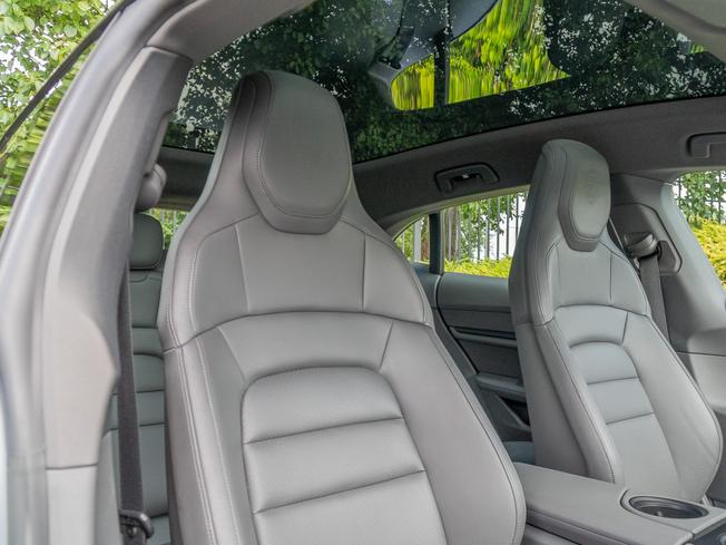 PORSCHE Taycan Photo 11