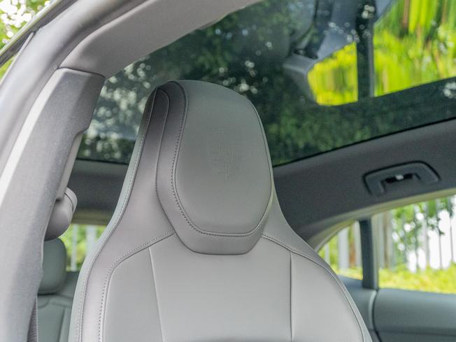 PORSCHE Taycan Photo 13