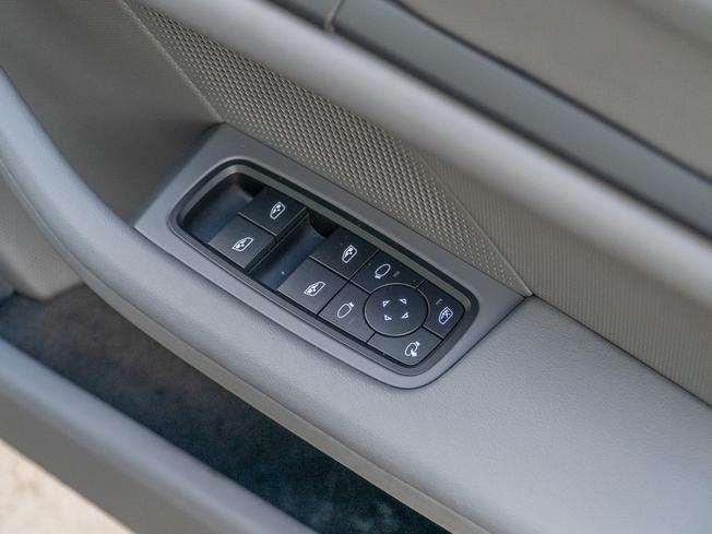 PORSCHE Taycan Photo 21