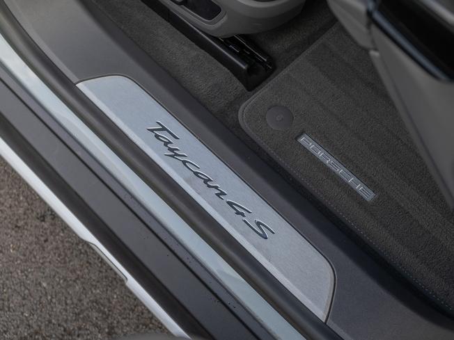 PORSCHE Taycan Photo 25