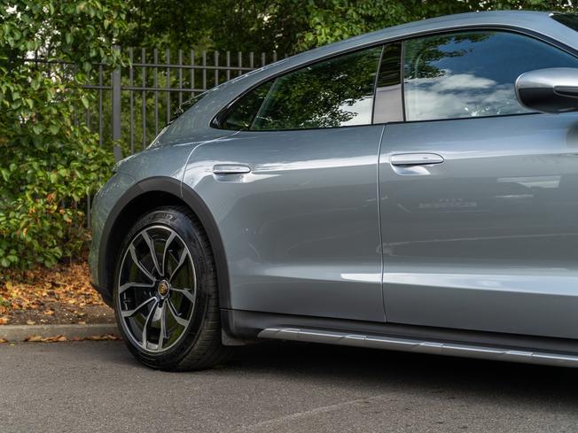 PORSCHE Taycan Photo 32