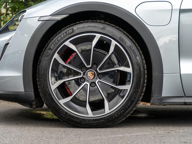 PORSCHE Taycan Photo 4
