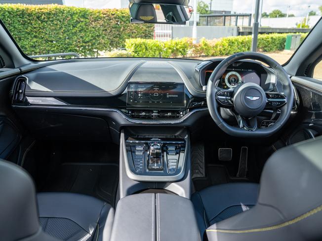 ASTON MARTIN DBX Photo 10
