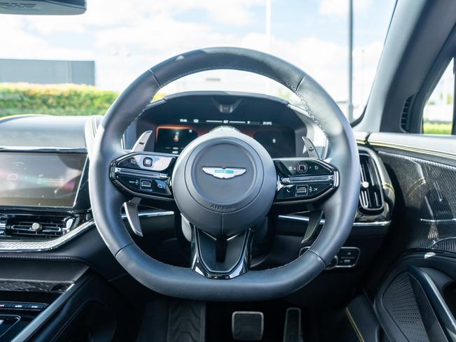 ASTON MARTIN DBX Photo 11