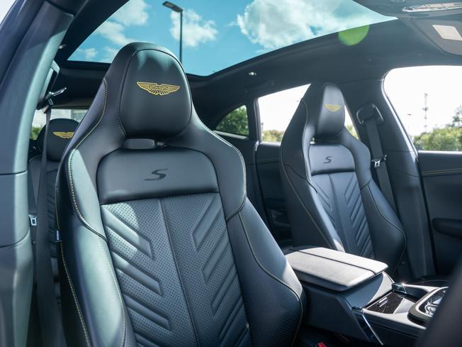 ASTON MARTIN DBX Photo 12