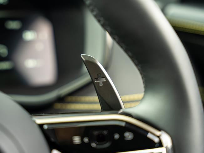 ASTON MARTIN DBX Photo 13