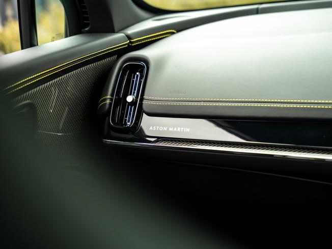 ASTON MARTIN DBX Photo 14