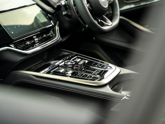 ASTON MARTIN DBX Photo 15