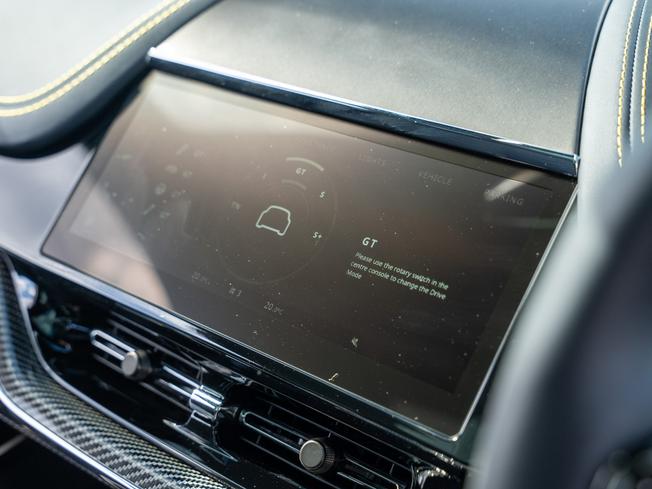 ASTON MARTIN DBX Photo 16