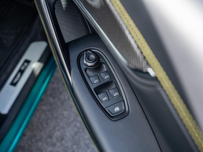 ASTON MARTIN DBX Photo 20