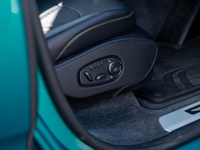 ASTON MARTIN DBX Photo 21