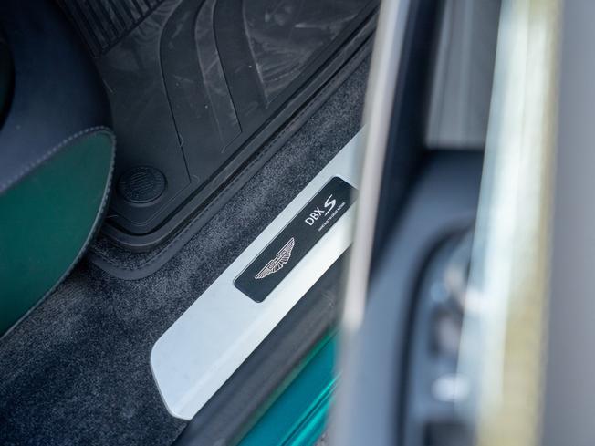 ASTON MARTIN DBX Photo 22