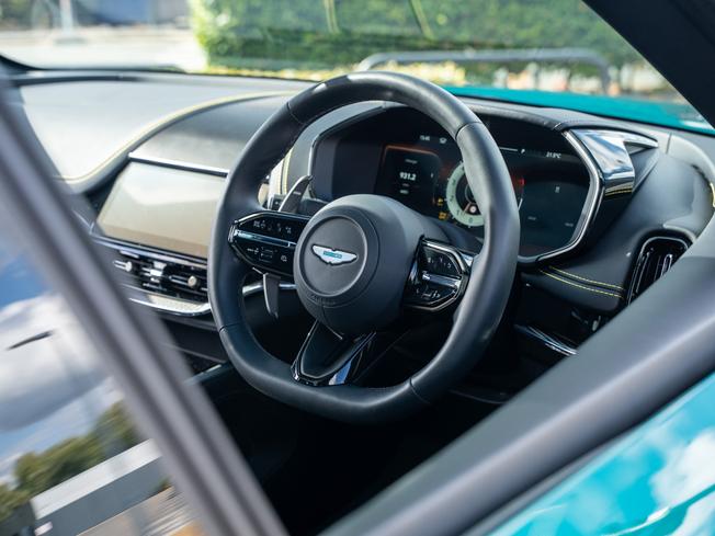 ASTON MARTIN DBX Photo 23