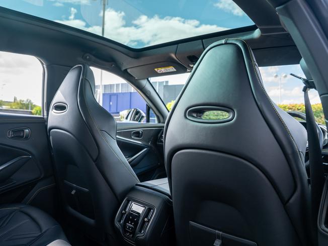 ASTON MARTIN DBX Photo 24
