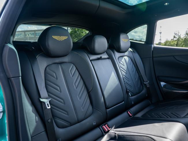 ASTON MARTIN DBX Photo 25