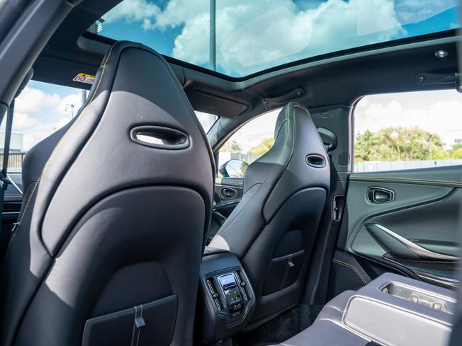 ASTON MARTIN DBX Photo 28