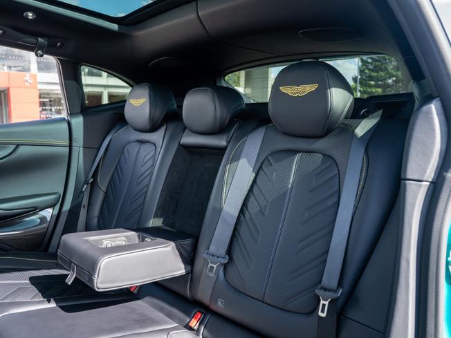 ASTON MARTIN DBX Photo 29
