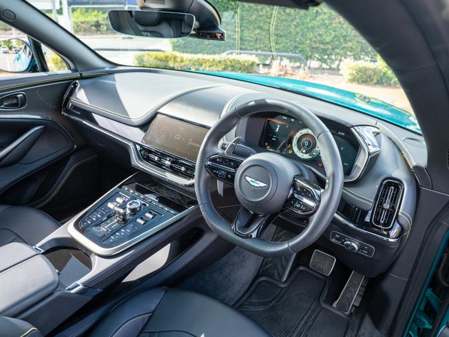 ASTON MARTIN DBX Photo 3