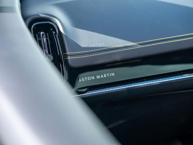 ASTON MARTIN DBX Photo 30