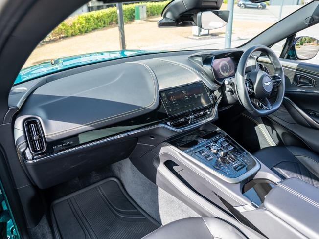 ASTON MARTIN DBX Photo 31